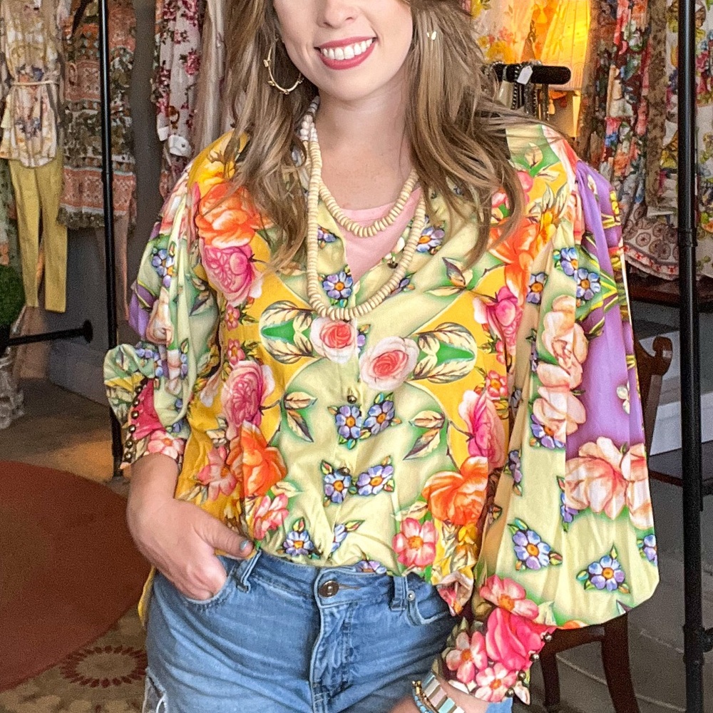 Balloon sleeve blouse with black silk collar